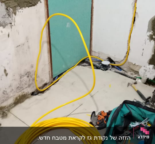צינור גז צהוב וכלי עבודה בתיק פתוח